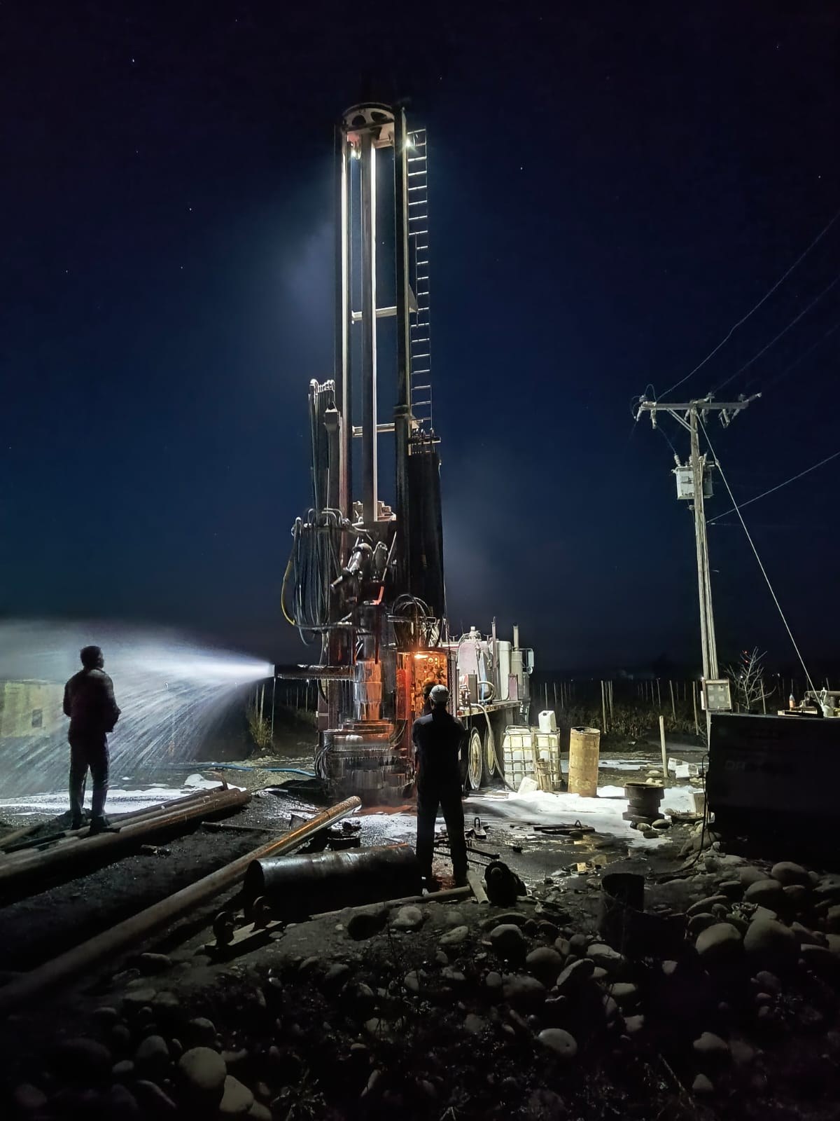 Equipo Perfosur en faena nocturna de perforación de pozo profundo con chorro de agua a presión